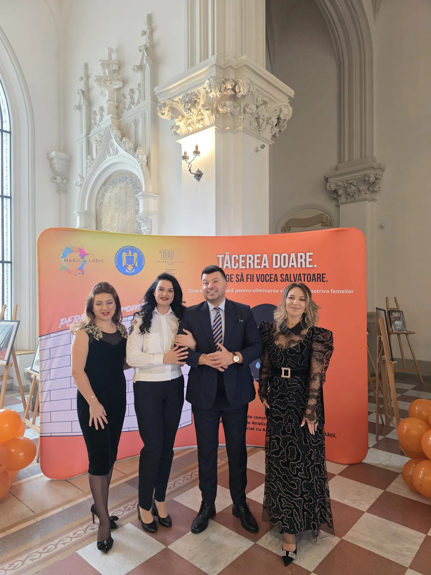 Vedere de ansamblu - Gabriel Bîrjovanu și echipa la evenimentul Tăcerea doare cu baloane portocalii